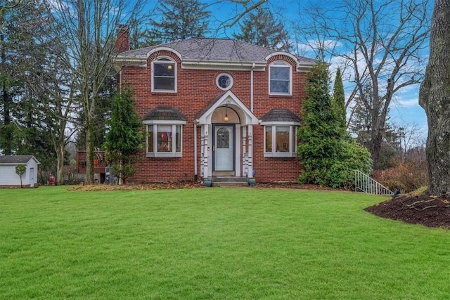 view of front of house featuring a front lawn