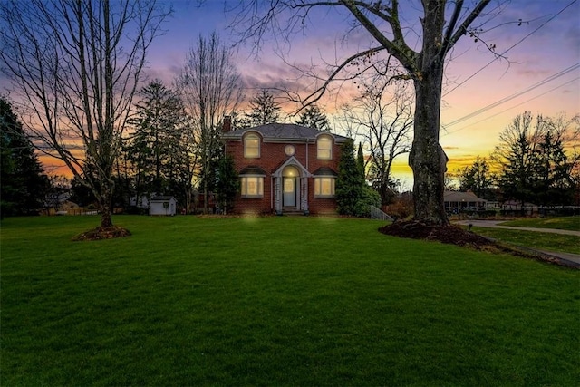 view of yard at dusk