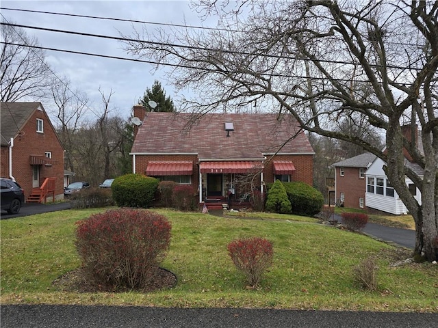 view of front facade featuring a front yard