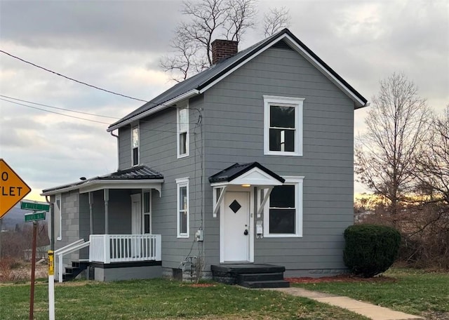 view of front of property featuring a front yard