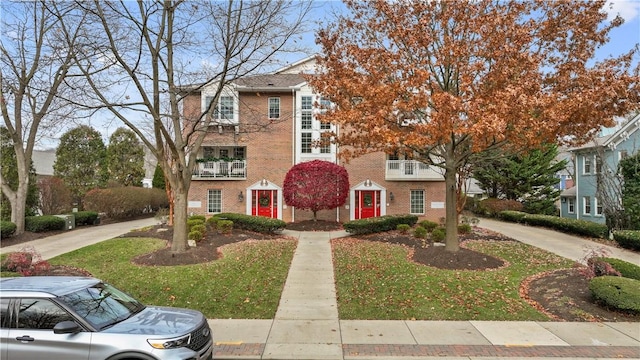 view of front facade featuring a front yard