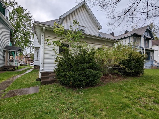 219 E Wallace Ave, New Castle/2Nd, PA 16101 - back of house with a yard
