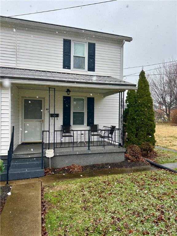 view of front facade with a porch and a front yard