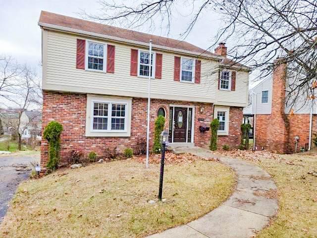 view of front of property featuring a front yard