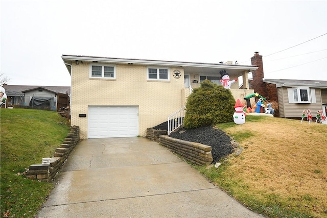 view of front of home featuring a front yard and a garage