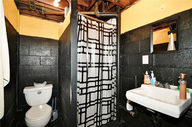 bathroom with a shower with curtain, toilet, and sink