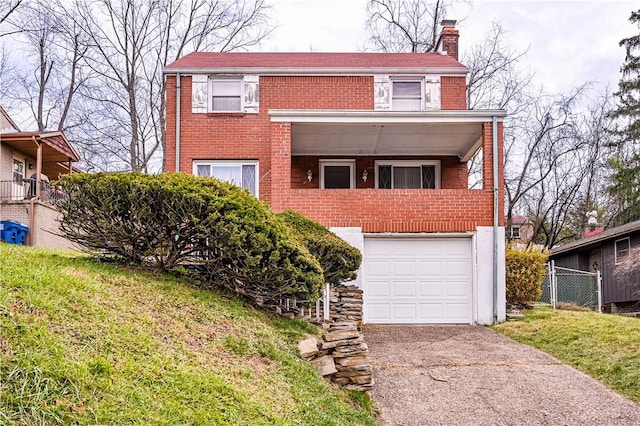 view of front of home featuring a front yard and a garage