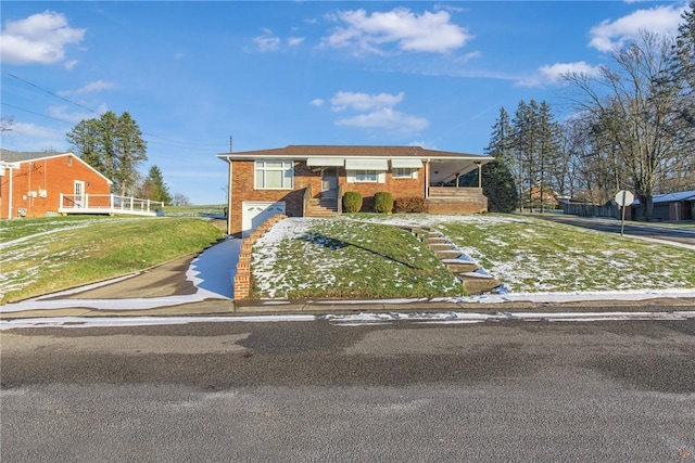 view of front of property featuring a front lawn and a garage