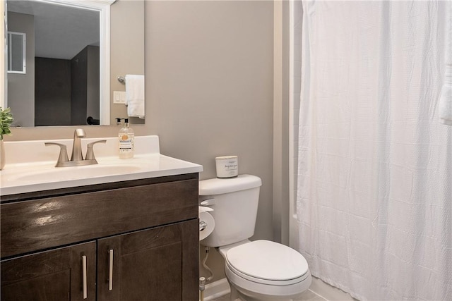 bathroom featuring a shower with curtain, vanity, and toilet