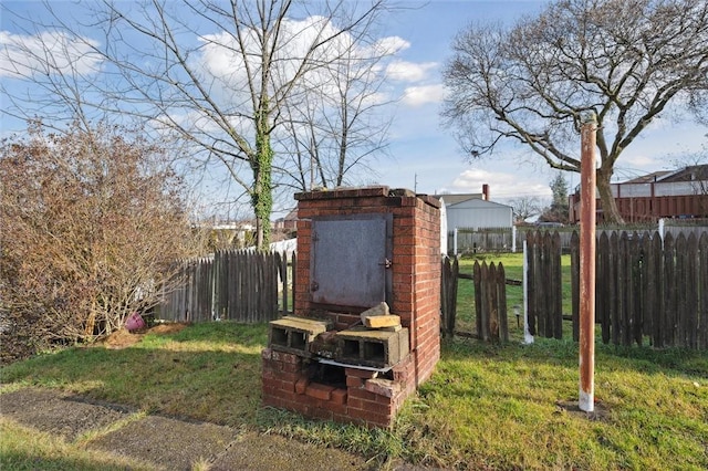 view of yard with a storage unit