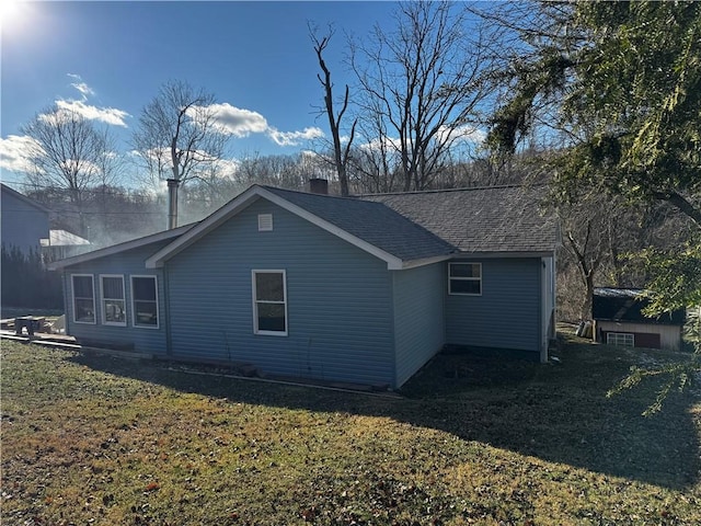 view of side of property featuring a lawn