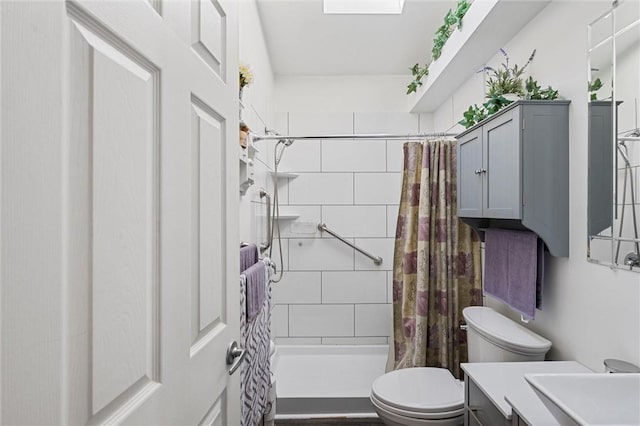 bathroom featuring a shower with shower curtain, vanity, and toilet