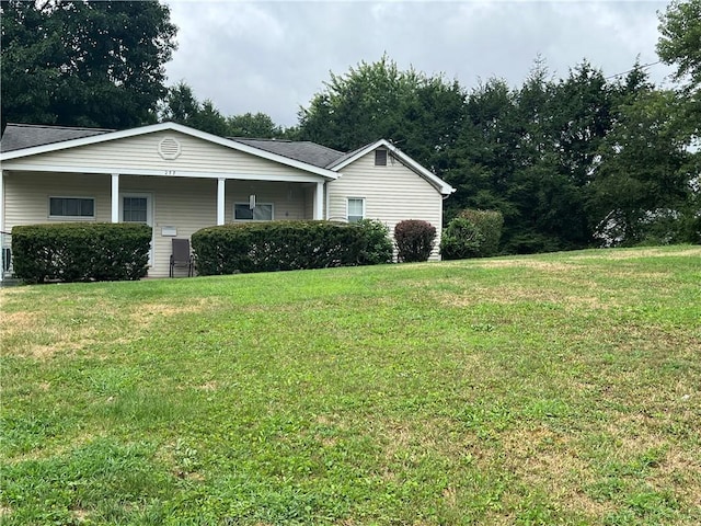 view of front of property featuring a front yard