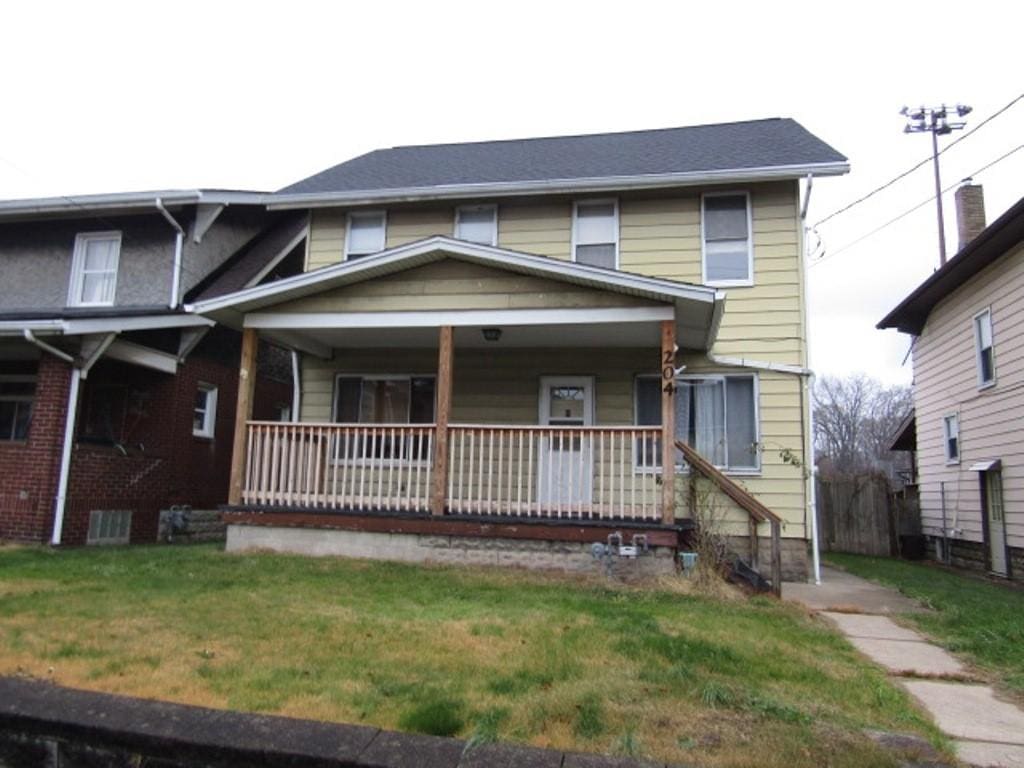 view of front of property featuring a porch and a front yard