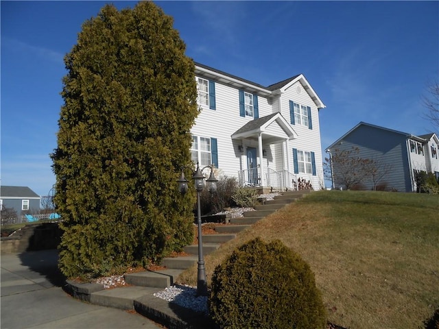 view of front facade featuring a front lawn