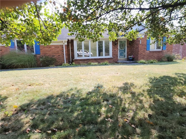 view of front of home featuring a front lawn