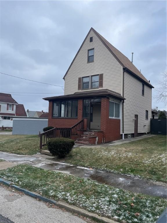 view of front of home featuring a front lawn