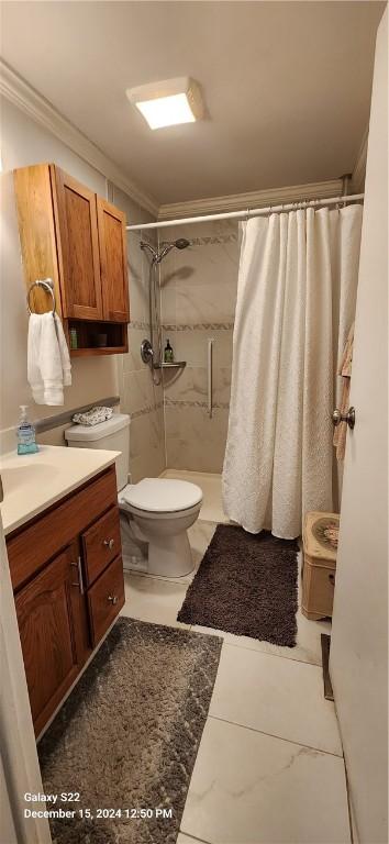 bathroom featuring a shower with shower curtain, vanity, toilet, and crown molding