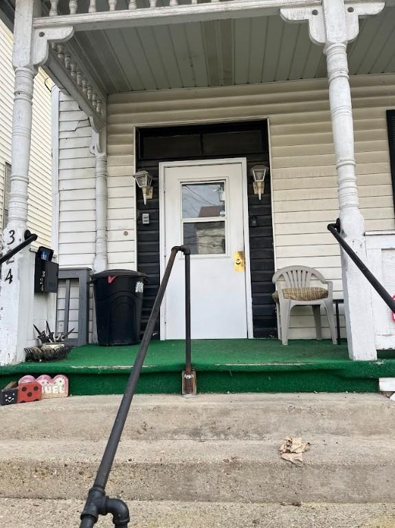 property entrance featuring covered porch