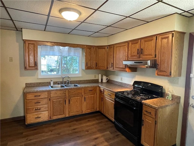 kitchen featuring dark hardwood / wood-style flooring, sink, a paneled ceiling, and black range with gas cooktop