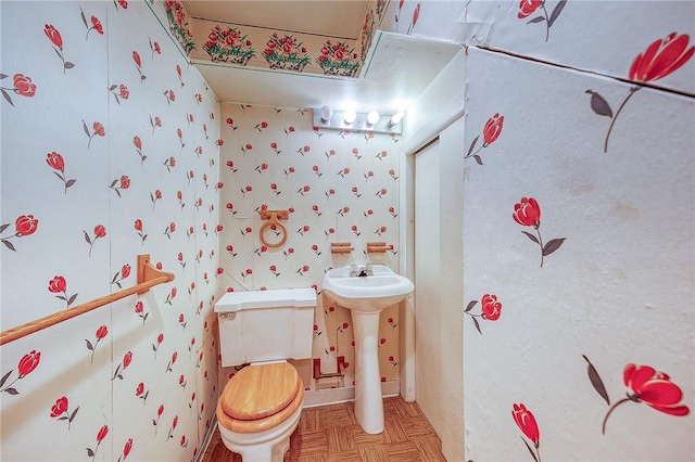 bathroom with toilet and parquet floors