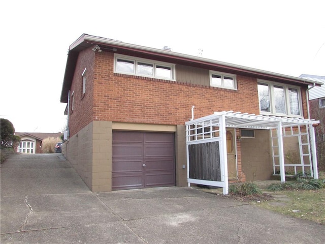 view of front facade with a garage