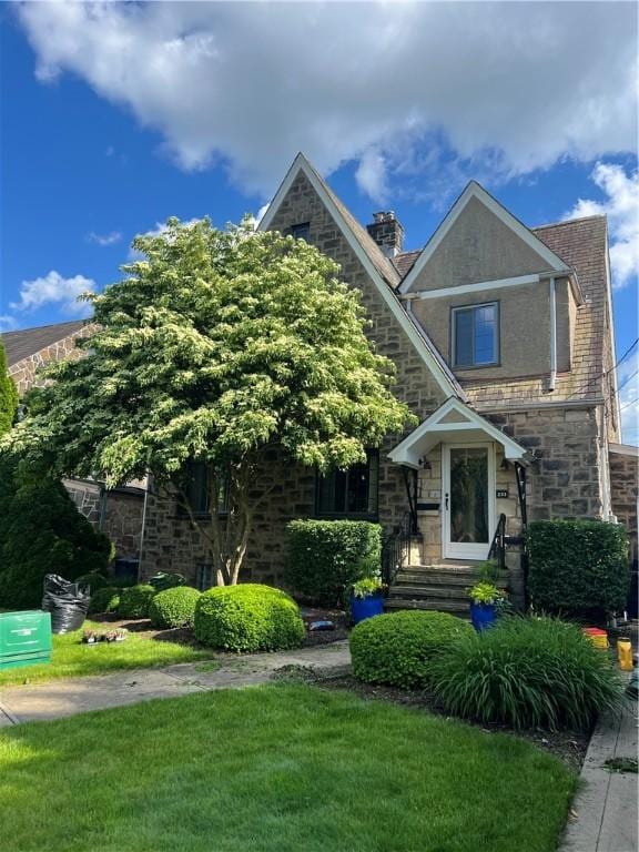 view of front of house with a front yard