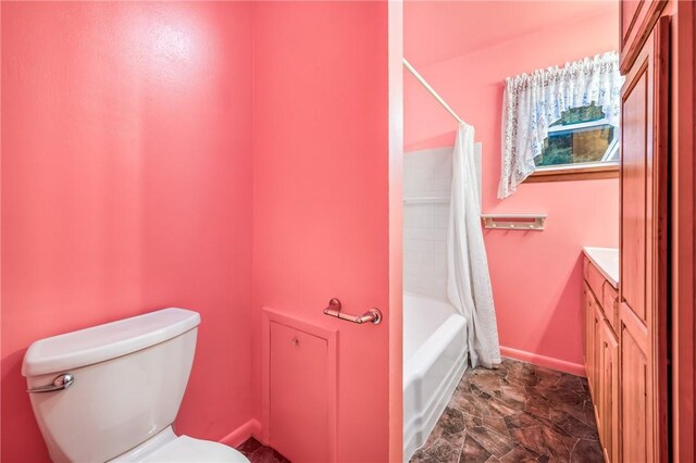 full bathroom featuring shower / tub combo with curtain, vanity, and toilet