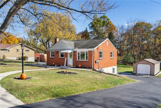 view of front of property featuring a front yard and an outdoor structure