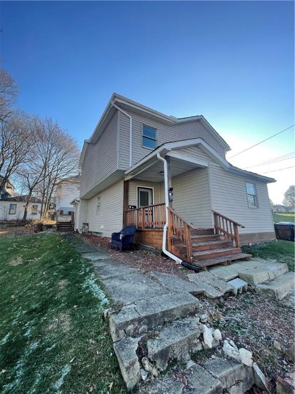 view of front facade with a front yard