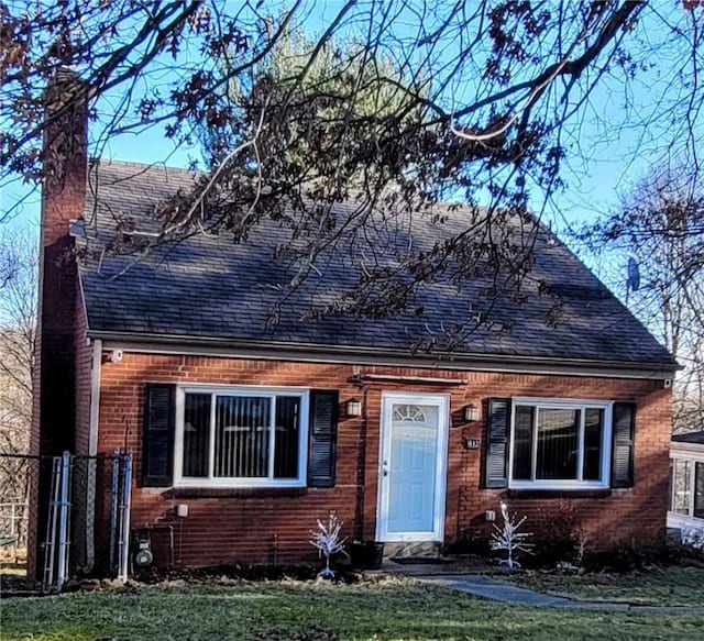 view of front of property with a front lawn