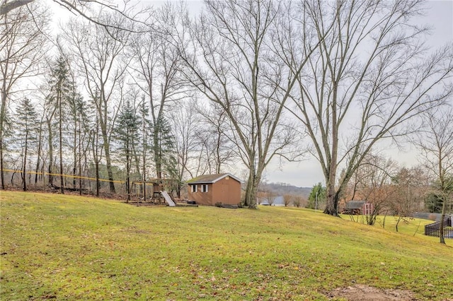 view of yard featuring a storage shed