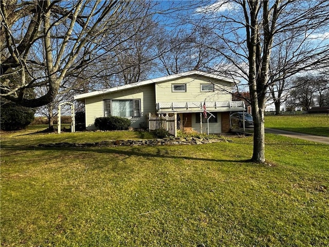 split level home featuring a front yard