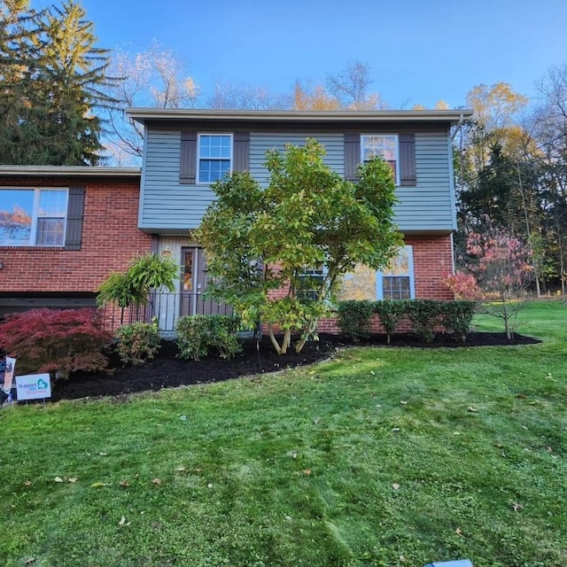 view of front of home featuring a front yard