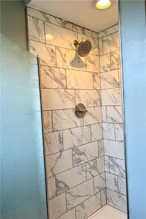 bathroom featuring tiled shower