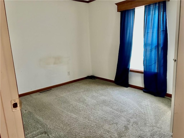 empty room featuring carpet flooring and a healthy amount of sunlight