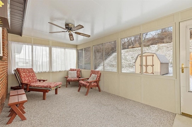 sunroom with ceiling fan