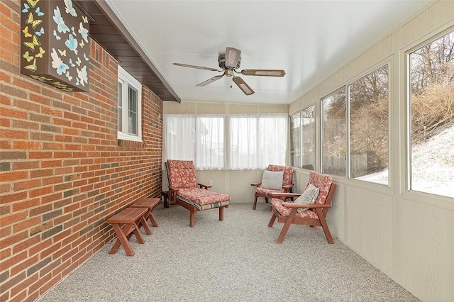 sunroom with ceiling fan