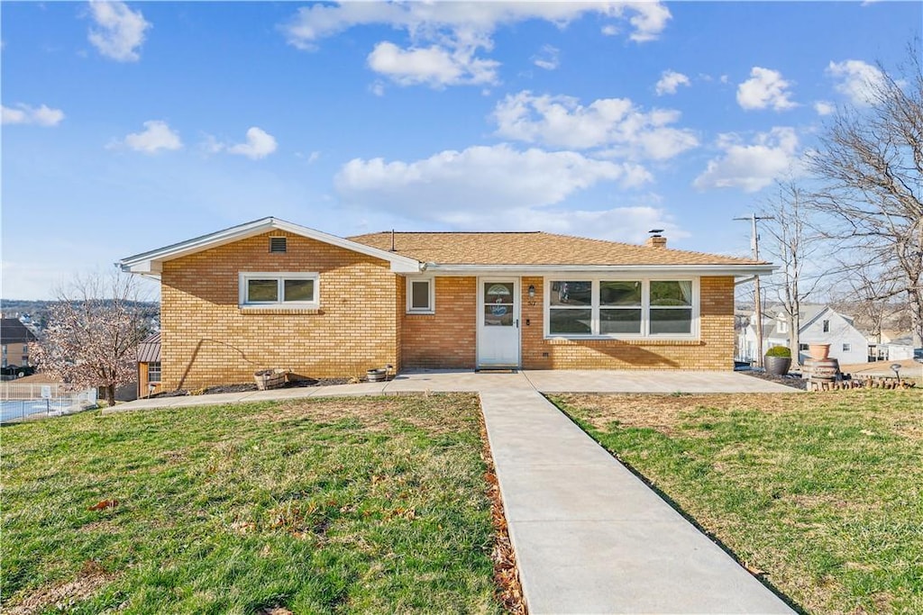 single story home featuring a front yard