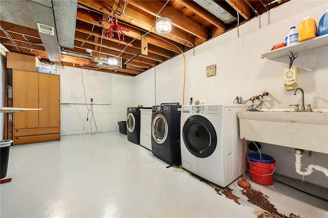 washroom featuring washer and clothes dryer