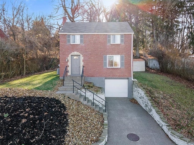 view of front facade featuring a front yard and a garage