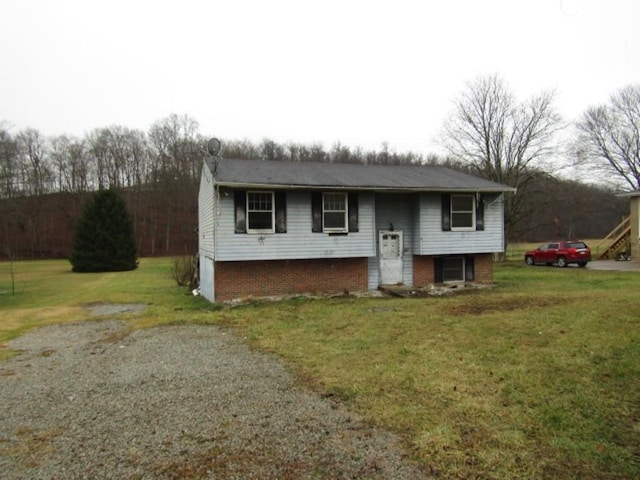 bi-level home featuring a front yard