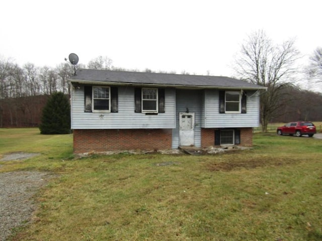 view of front of property featuring a front lawn