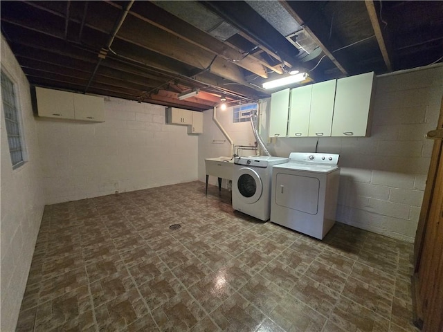 laundry area with sink, cabinets, and independent washer and dryer