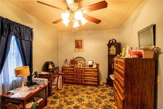 living area featuring crown molding and ceiling fan