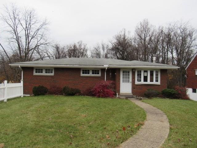 ranch-style home with a front yard