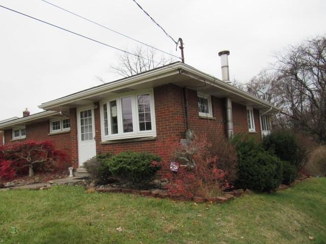 view of front of house featuring a front lawn