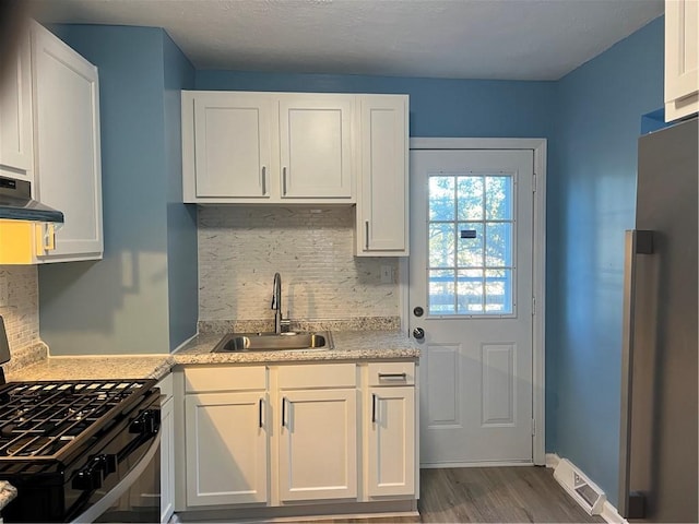 531 W End Ave, Coraopolis, PA 15108 - kitchen with a sink, range with gas stovetop, backsplash, wood finished floors, and range hood