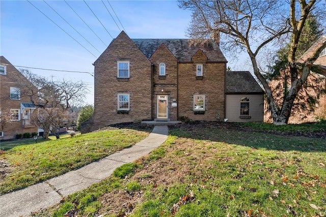 view of front of property with a front yard