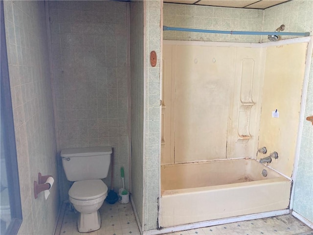 bathroom featuring toilet and shower / tub combination